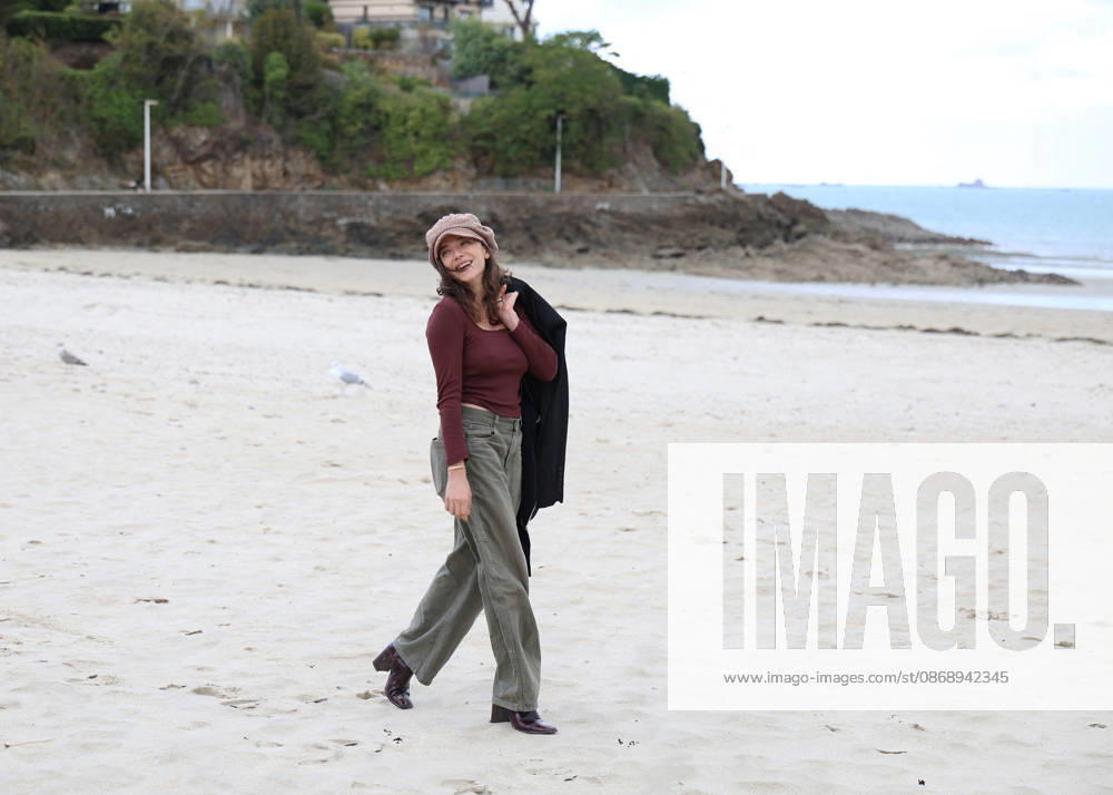 Zoe Adjani on the beach during the 37th Dinard British and Irish Film Festival in Dinard, France, on October 8, 2026. Denis Guignebourg, Bestimage. 37th Dinard British and Irish Film Festival on October 8, 2026, in Dinard, France. Dinard, France