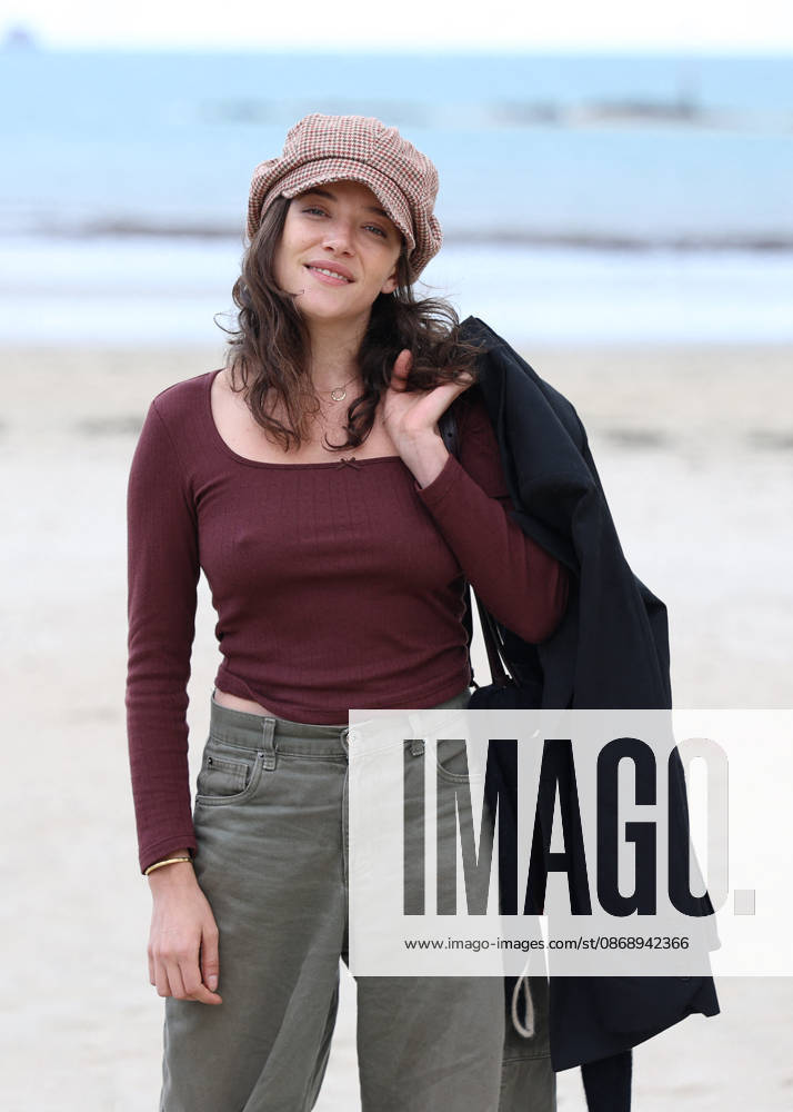 Zoe Adjani on the beach during the 37th Dinard British and Irish Film Festival in Dinard, France, on October 8, 2026. Denis Guignebourg, Bestimage. 37th Dinard British and Irish Film Festival on October 8, 2026, in Dinard, France. Dinard, France