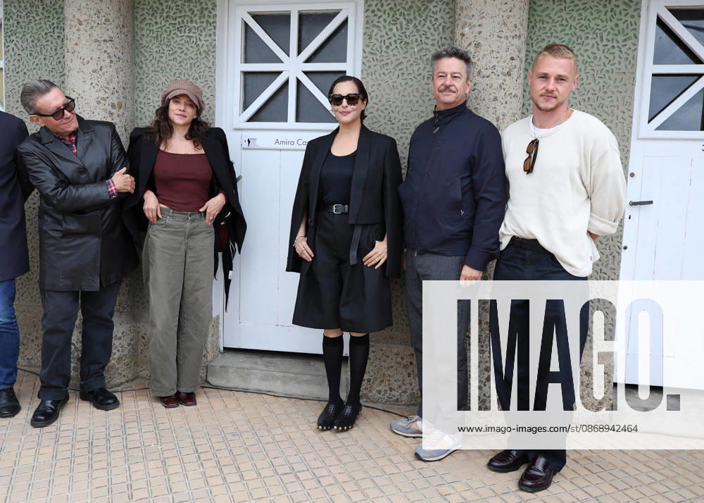 Ben Hardy, Zoe Adjani, Stephen Wooley, Amira Casar, and Thibault de Montalembert at the unveiling of Amira Casar’s beach hut on Dinard Beach during the 37th Dinard British and Irish Film Festival, France, on October 8, 2026. Denis Guignebourg, Bestimage. 37th Dinard British Irish Film Festival on October 8, 2026, in Dinard, France. Dinard, France