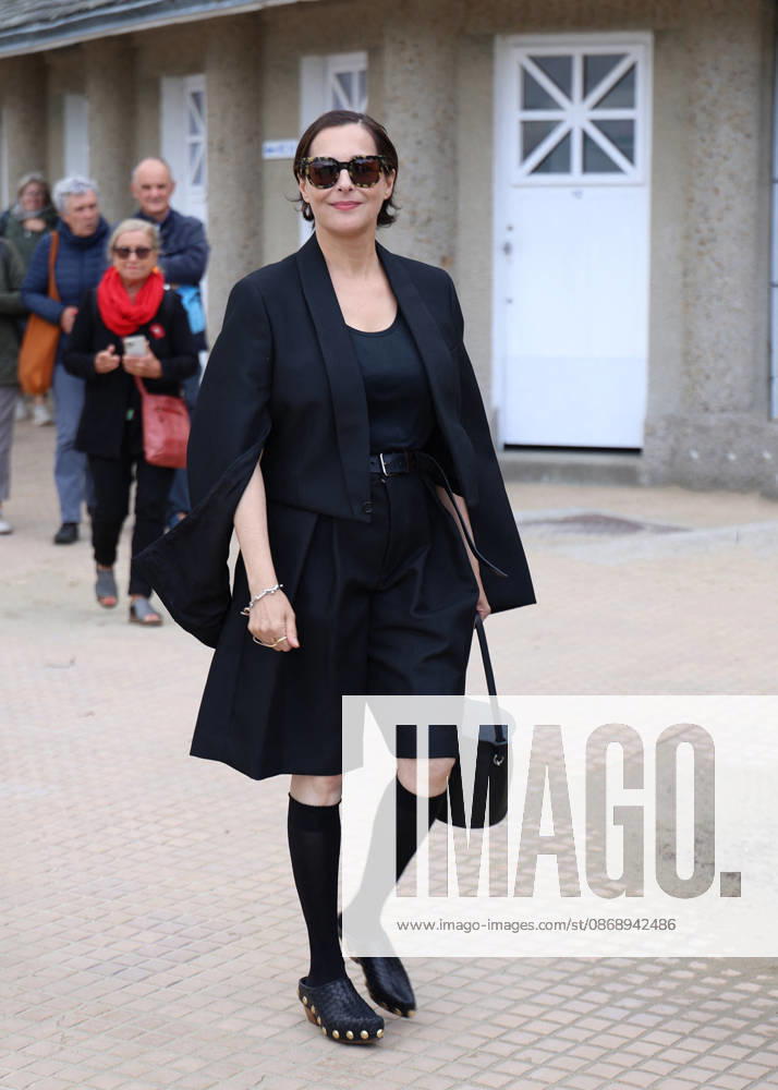 Amira Casar at the unveiling of her beach cabana during the 37th Dinard British and Irish Film Festival, France, on October 8, 2026. Denis Guignebourg, Bestimage. 37th Dinard British Irish Film Festival on October 8, 2026, in Dinard, France. Dinard, France
