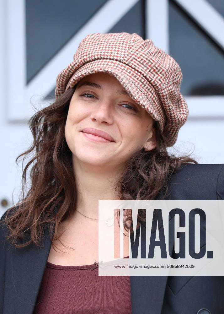 Zoe Adjani at the unveiling of Amira Casar’s beach hut on Dinard Beach during the 37th Dinard British and Irish Film Festival, France, on October 8, 2026. Denis Guignebourg, Bestimage. 37th Dinard British Irish Film Festival on October 8, 2026, in Dinard, France. Dinard, France