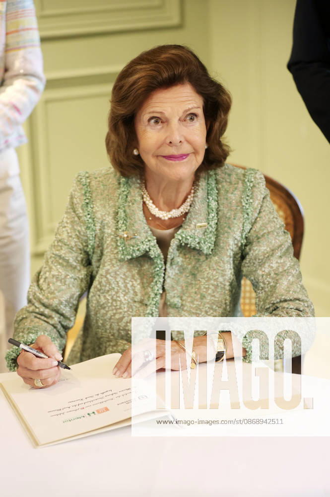 Königin Silvia von Schweden beim Eintrag ins Goldene Buch der Stadt Konstanz zum Jubiläum der Mentor-Stiftung auf der Insel Mainau. Mainau