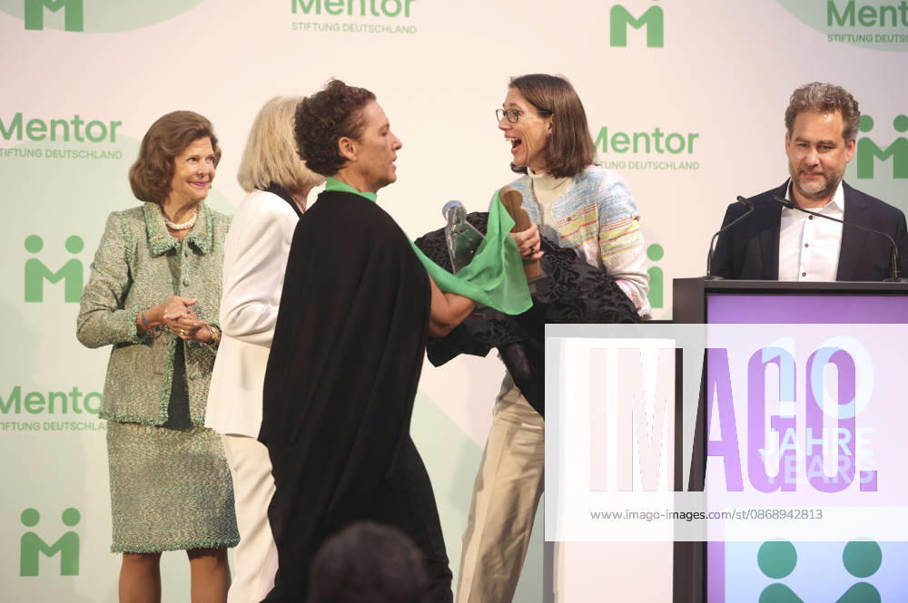 Königin Silvia von Schweden, Sybille Perez, Monika Brandt, Bettina Gräfin Bernadotte und Moritz Ritter bei der Verleihung vom Mentor-Zukunftspreis beim Jubiläum der Mentor-Stiftung auf der Insel Mainau. Mainau