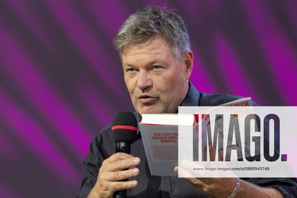 Buchmesse Frankfurt 2026 Robert Habeck stellt auf der Literaturbühne von ARD, ZDF und 3sat sein neues Buch Arctic Meltdown vor., Frankfurt am Main Hessen Deutschland Messegelände