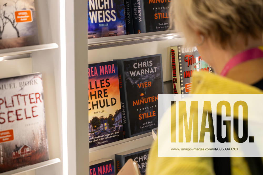 Frankfurter Buchmesse 2026 08.10.2026: ine Besucherin betrachtet die ausgestellten Bücher an einem Verlagsstand auf der Frankfurter Buchmesse 2026. Bücher und Besucher auf der Frankfurter Buchmesse 2026 am Donnerstag, dem zweiten Messetag. Besucherinnen und Besucher stöbern an den Messeständen der Verlage, entdecken aktuelle Neuerscheinungen und informieren sich über das vielfältige Buchangebot. Die Aufnahmen zeigen ausgestellte Bücher, Präsentationsflächen und Messegäste bei der Auswahl und Begutachtung von Literatur. Frankfurt am Main Messe Hessen Deutschland