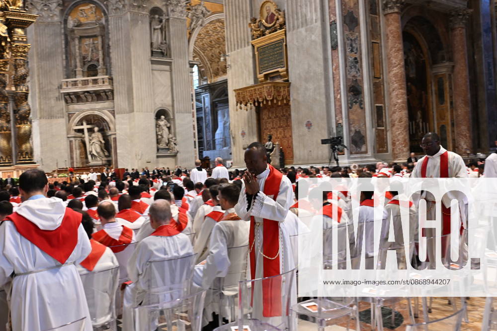 IPA89434023 - Italy, Rome, Vatican, October 8, 2026: Pope Leo XIV celebrates Holy Mass for the start of the academic year at the Pontifical Universities in St. Peter s Basilica in the Vatican. Photograph by ALESSIA GIULIANI Catholic Press Photo