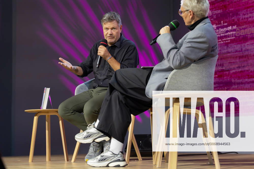 Buchmesse Frankfurt 2026 Robert Habeck stellt auf der Literaturbühne von ARD, ZDF und 3sat sein neues Buch Arctic Meltdown vor. Rechts im Vordergrund Moderatorin Bärbel Schäfer., Frankfurt am Main Hessen Deutschland Messegelände