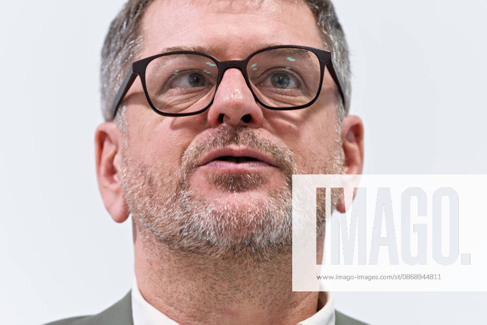Berlin, 08.10.2026: Werner Graf (Bündnis 90 Die Grünen) spricht beim gemeinsamen Pressestatement von Die Linke Berlin, Bündnis 90 Die Grünen Berlin und SPD Berlin nach Abschluss der Vorgespräche im Foyer des Hauses der Statistik. Pressestatement von Linke, Grünen und SPD in Berlin
