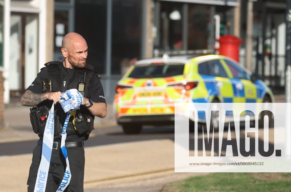 Borough Green, UK. Emergency services at the scene in Borough Green, Kent, where three people have been injured in a stabbing. A police manhunt for the attacker is currently under way. Borough Green UK - ZUMAl94_ 20261008_zaf_l94_001