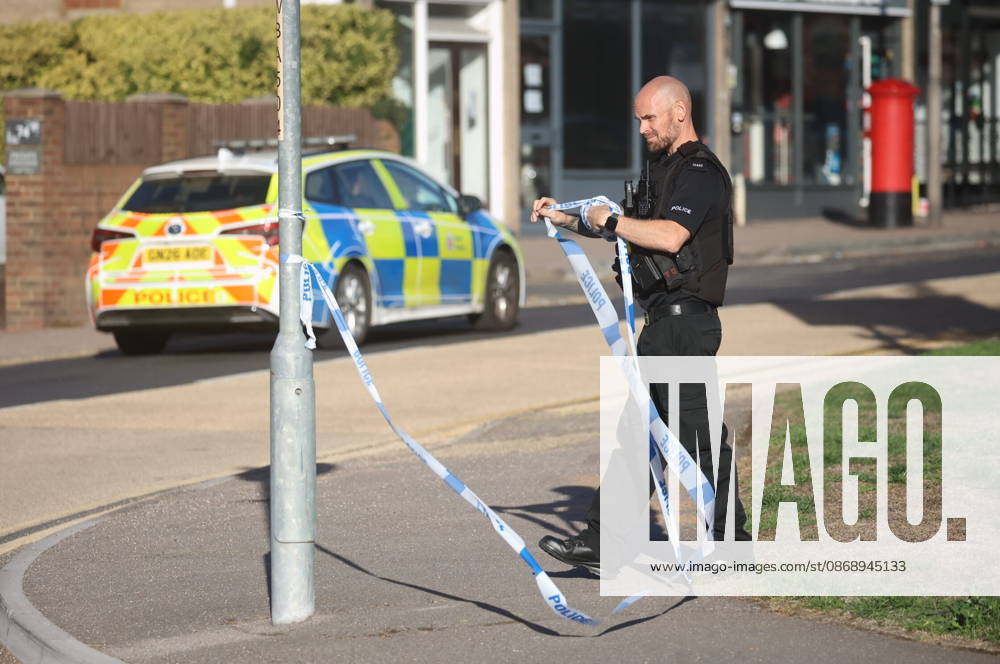 Borough Green, UK. Emergency services at the scene in Borough Green, Kent, where three people have been injured in a stabbing. A police manhunt for the attacker is currently under way. Borough Green UK - ZUMAl94_ 20261008_zaf_l94_002