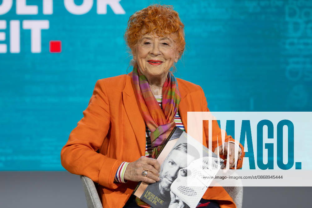 Buchmesse Frankfurt 2026 Herlinde Koelbl stellt auf der Literaturbühne von ARD, ZDF und 3sat ih neues Buch Fadenkreuze für das Leben vor., Frankfurt am Main Hessen Deutschland Messegelände