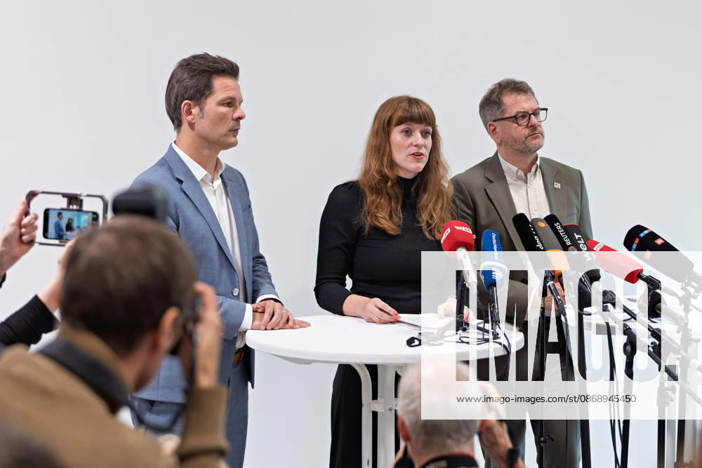 Berlin, 08.10.2026: Kerstin Wolter-Ehling (Die Linke, M.) spricht neben Steffen Krach (SPD, l.) und Werner Graf (Bündnis 90 Die Grünen, r.) beim gemeinsamen Pressestatement nach Abschluss der Vorgespräche ihrer Parteien im Foyer des Hauses der Statistik, im Vordergrund fotografieren Journalisten. Pressestatement von Linke, Grünen und SPD in Berlin