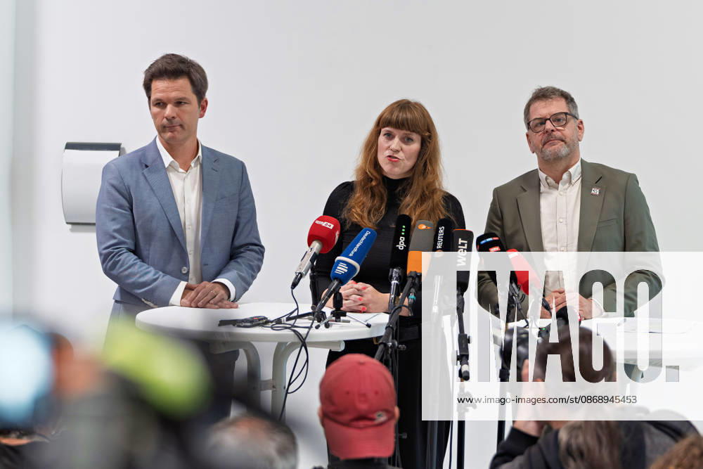 Berlin, 08.10.2026: Kerstin Wolter-Ehling (Die Linke, M.) spricht neben Steffen Krach (SPD, l.) und Werner Graf (Bündnis 90 Die Grünen, r.) nach Abschluss der Vorgespräche ihrer Parteien im Foyer des Hauses der Statistik zu den Medienvertretern. Pressestatement von Linke, Grünen und SPD in Berlin