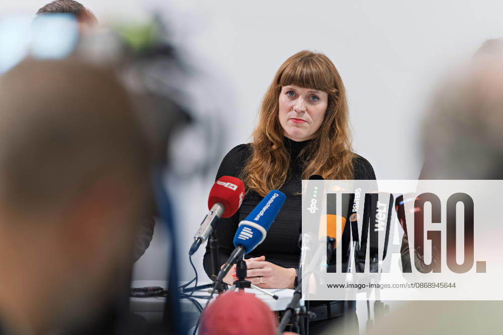 Berlin, 08.10.2026: Kerstin Wolter-Ehling (Die Linke) steht beim gemeinsamen Pressestatement von Die Linke Berlin, Bündnis 90 Die Grünen Berlin und SPD Berlin nach Abschluss der Vorgespräche im Foyer des Hauses der Statistik hinter den Mikrofonen, im Vordergrund Medienvertreter. Pressestatement von Linke, Grünen und SPD in Berlin