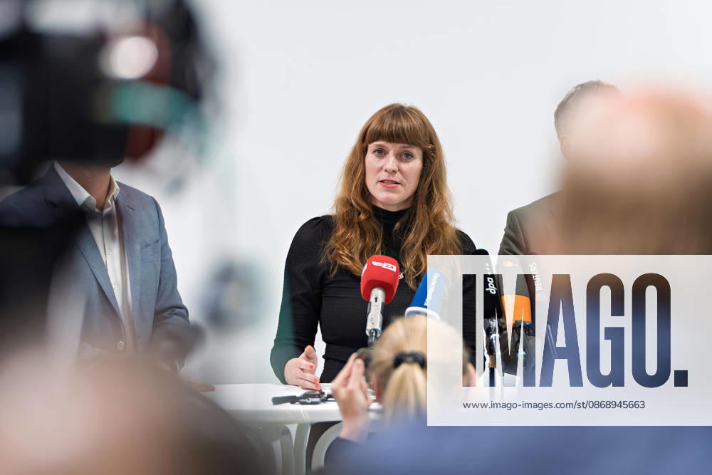 Berlin, 08.10.2026: Kerstin Wolter-Ehling (Die Linke) spricht beim gemeinsamen Pressestatement von Die Linke Berlin, Bündnis 90 Die Grünen Berlin und SPD Berlin nach Abschluss der Vorgespräche im Foyer des Hauses der Statistik, im Vordergrund Medienvertreter. Werner Graf und Steffen Krach sind verdeckt nicht zu sehen Pressestatement von Linke, Grünen und SPD in Berlin