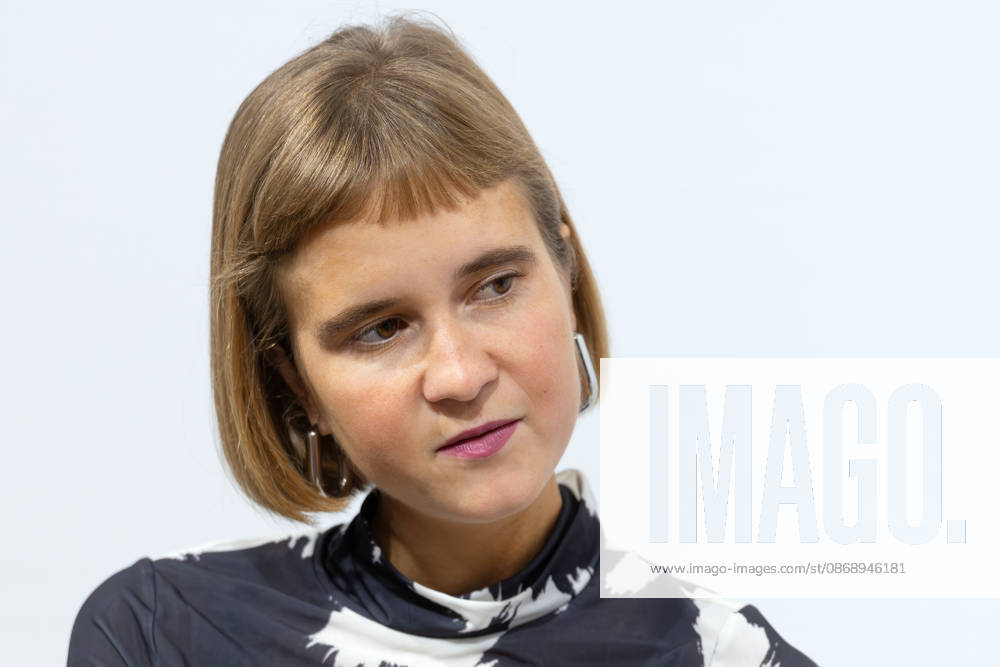 Buchmesse Frankfurt 2026 Caroline Wahl stellt ihr neues Buch 1999 Meter über dem Meer vor., Frankfurt am Main Hessen Deutschland Messegelände