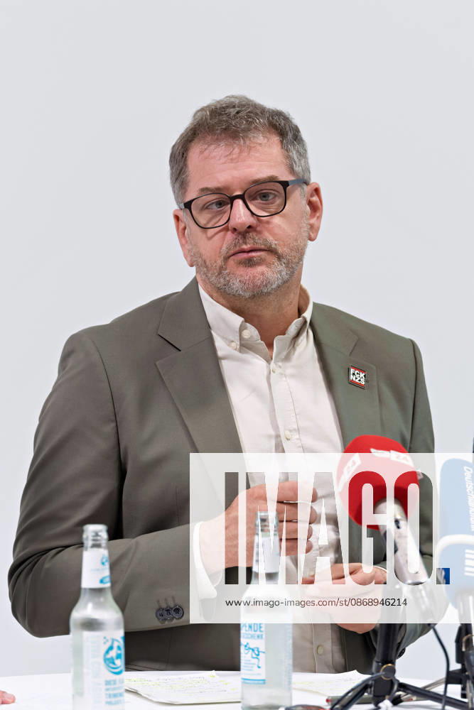 Berlin, 08.10.2026: Werner Graf (Bündnis 90 Die Grünen) gestikuliert beim gemeinsamen Pressestatement von Die Linke Berlin, Bündnis 90 Die Grünen Berlin und SPD Berlin nach Abschluss der Vorgespräche im Foyer des Hauses der Statistik hinter den Mikrofonen der Medien. Pressestatement von Linke, Grünen und SPD in Berlin