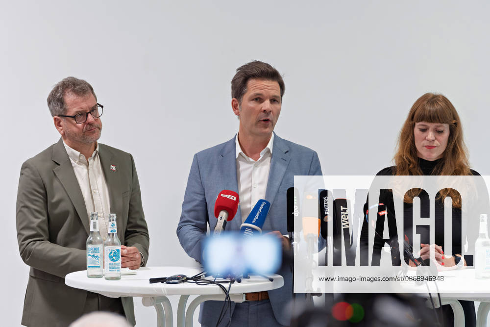 Berlin, 08.10.2026: Steffen Krach (SPD, M.) spricht neben Werner Graf (Bündnis 90 Die Grünen, l.) und Kerstin Wolter-Ehling (Die Linke, r.) beim gemeinsamen Pressestatement nach Abschluss der Vorgespräche ihrer Parteien im Foyer des Hauses der Statistik in die Mikrofone der Medien. Pressestatement von Linke, Grünen und SPD in Berlin