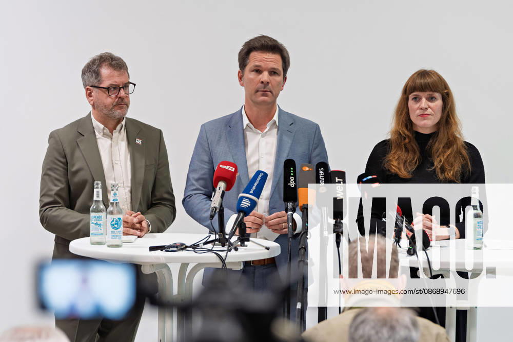 Berlin, 08.10.2026: Werner Graf (Bündnis 90 Die Grünen, l.), Steffen Krach (SPD, M.) und Kerstin Wolter-Ehling (Die Linke, r.) stehen beim gemeinsamen Pressestatement nach Abschluss der Vorgespräche ihrer Parteien im Foyer des Hauses der Statistik vor den Mikrofonen der Medien. Pressestatement von Linke, Grünen und SPD in Berlin