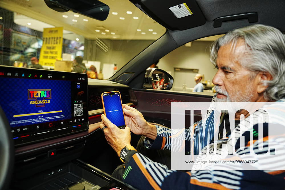 Video game designer and Tetris co-founder HENK ROGERS at 2026 New York Comic Con at the Javits Center on October 8, 2026 in New York. HENK ROGERS is on had to welcome the next evolution of Tetris as it moves into the dashboard of a 2027 Volkswagen Atlas. Volkswagen is bringing Tetris to its vehicles through AirConsole, an in car gaming platform that turns the vehicle s infotainment screen into a gaming display, with smartphones serving as the controllers. The games are designed to be played while the vehicle is parked, creating a new kind of entertainment experience inside the car. New York USA - ZUMAb148 20261008_zap_b148_017