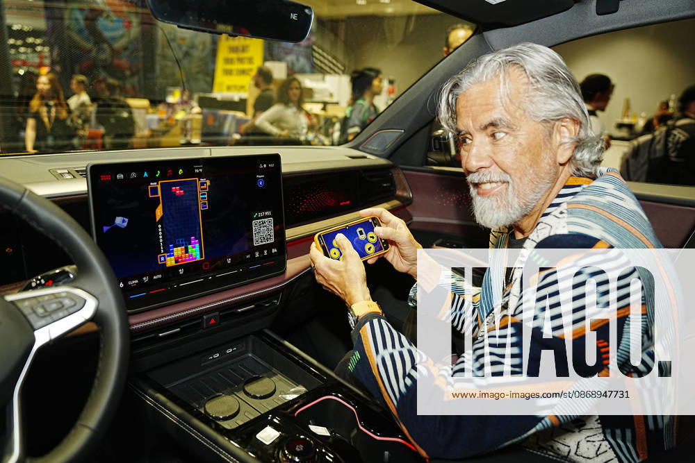 Video game designer and Tetris co-founder HENK ROGERS at 2026 New York Comic Con at the Javits Center on October 8, 2026 in New York. HENK ROGERS is on had to welcome the next evolution of Tetris as it moves into the dashboard of a 2027 Volkswagen Atlas. Volkswagen is bringing Tetris to its vehicles through AirConsole, an in car gaming platform that turns the vehicle s infotainment screen into a gaming display, with smartphones serving as the controllers. The games are designed to be played while the vehicle is parked, creating a new kind of entertainment experience inside the car. New York USA - ZUMAb148 20261008_zap_b148_020