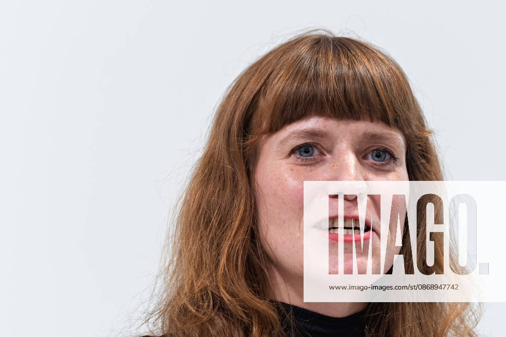 Berlin, 08.10.2026: Kerstin Wolter-Ehling (Die Linke) spricht beim gemeinsamen Pressestatement von Die Linke Berlin, Bündnis 90 Die Grünen Berlin und SPD Berlin nach Abschluss der Vorgespräche im Foyer des Hauses der Statistik. Pressestatement von Linke, Grünen und SPD in Berlin