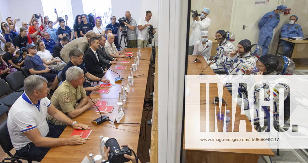 Baikonur, Kazakhstan. 14 July, 2026. The Expedition 75 crew talks with Roscosmos Sergei Krikalev and Dmitry Bakanov and NASA s Jared Isaacman and Matt Anderson after Sokol suit pressure checks at the Baikonur Cosmodrome, July 14, 2026 in Baikonur, Kazakhstan. Isaacman is NASA Administrator and Bakanov is Roscosmos Director General. Baikonur Kazakhstan - ZUMAp138 20261008_zaa_p138_012