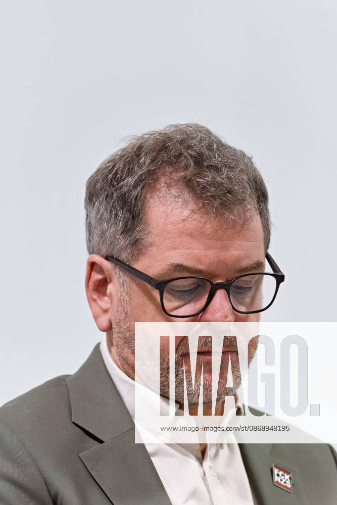 Berlin, 08.10.2026: Werner Graf (Bündnis 90 Die Grünen) blickt beim gemeinsamen Pressestatement von Die Linke Berlin, Bündnis 90 Die Grünen Berlin und SPD Berlin nach Abschluss der Vorgespräche im Foyer des Hauses der Statistik nach unten. Pressestatement von Linke, Grünen und SPD in Berlin