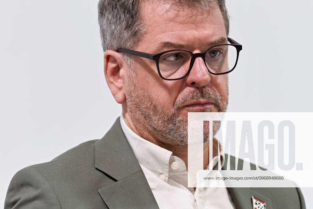 Berlin, 08.10.2026: Werner Graf (Bündnis 90 Die Grünen) blickt beim gemeinsamen Pressestatement von Die Linke Berlin, Bündnis 90 Die Grünen Berlin und SPD Berlin nach Abschluss der Vorgespräche im Foyer des Hauses der Statistik zur Seite. Pressestatement von Linke, Grünen und SPD in Berlin