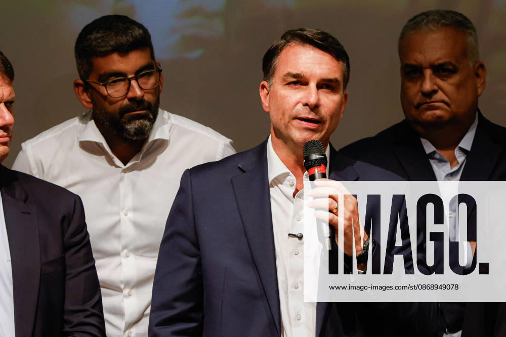 BRASiLIA, DF - 08.10.2026: FLaVIO MEETS WITH POLITICIANS FROM THE PL - Presidential candidate Flavio Bolsonaro meets with PL deputies and governors elected this Thursday (October 8th) at the Brasil 21 building. x3026735x JoaoxPedroxCarvalho