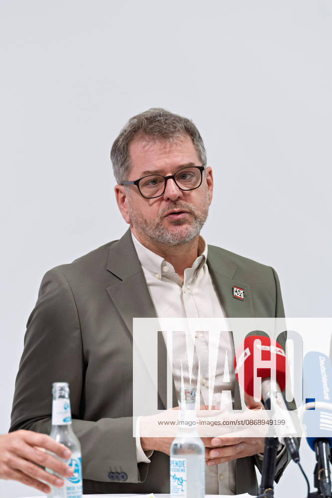 Berlin, 08.10.2026: Werner Graf (Bündnis 90 Die Grünen) spricht beim gemeinsamen Pressestatement von Die Linke Berlin, Bündnis 90 Die Grünen Berlin und SPD Berlin nach Abschluss der Vorgespräche im Foyer des Hauses der Statistik in die Mikrofone der Medien. Pressestatement von Linke, Grünen und SPD in Berlin