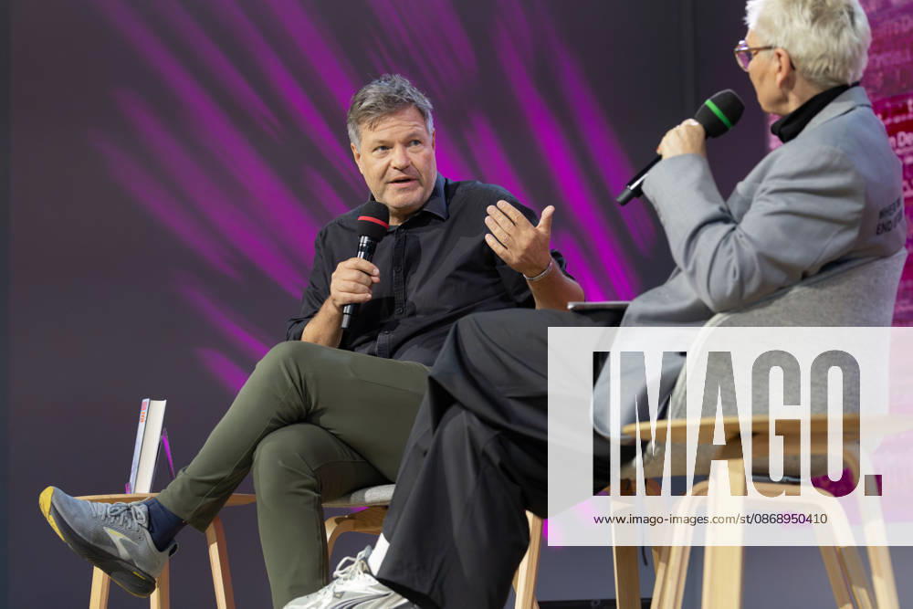Buchmesse Frankfurt 2026 Robert Habeck stellt auf der Literaturbühne von ARD, ZDF und 3sat sein neues Buch Arctic Meltdown vor. Rechts im Vordergrund Moderatorin Bärbel Schäfer., Frankfurt am Main Hessen Deutschland Messegelände