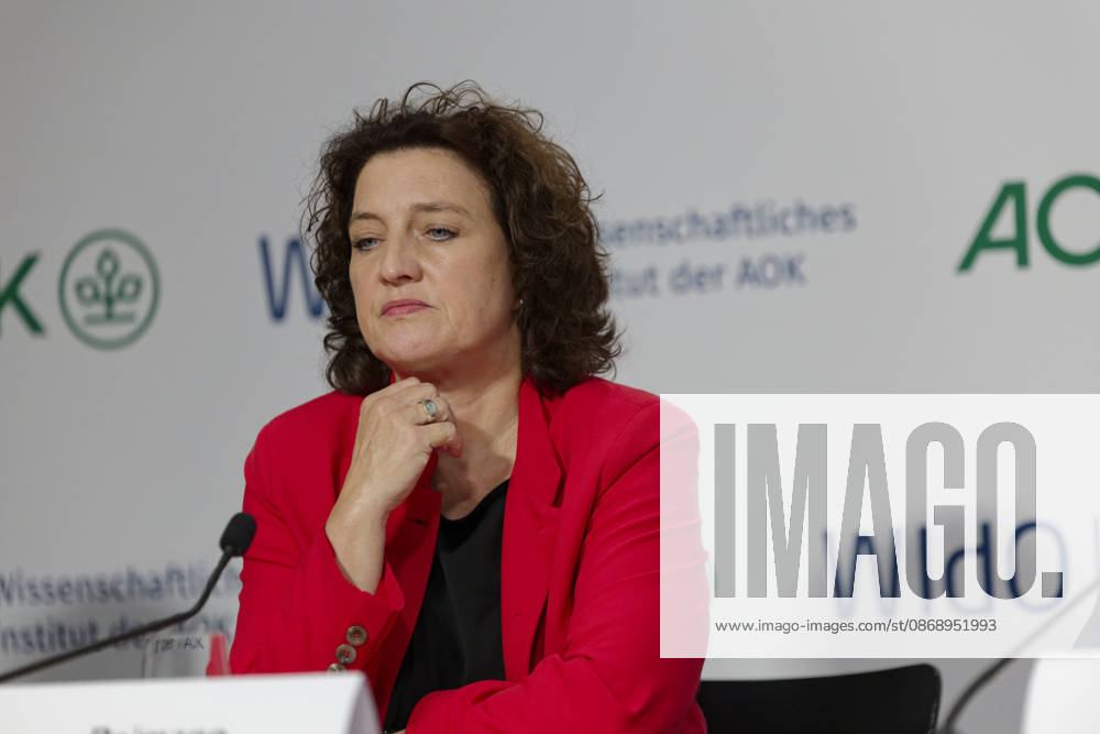 AOK-Fehlzeitenreport 2026 vorgestellt 2026-10-08 Deutschland, Berlin PressekonferenzFehlzeiten-Report 2026 des AOK-Bundesverbands und des Wissenschaftlichen instituts der AOK (WIsO). Im Bild Dr. Carola Reimann, Vorstandsvorsitzende AOK-Bundesverband.