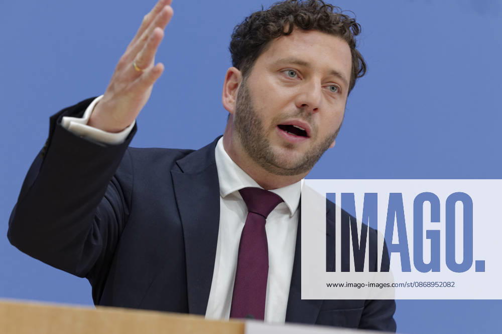 Grüne stellen Plan für Deutschland vor 2026-10-08 Deutschland, Berlin Bundespressekonferenz zur Vorstellung des Leitantrages Unser Plan für Deutschland der Grünen-Bundestagsfraktion. Im Bild Felix Banaszak, Bundesvorsitzender Bündnis 90 Die Grünen.
