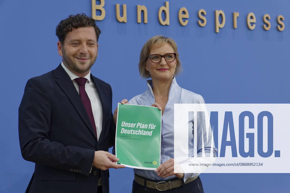 Grüne stellen Plan für Deutschland vor 2026-10-08 Deutschland, Berlin Bundespressekonferenz zur Vorstellung des Leitantrages Unser Plan für Deutschland der Grünen-Bundestagsfraktion. Im Bild Felix Banasz, Bundesvorstizender von Bündnis 90 Die Grünen, und Franziska Brantner, Bundesvorsitzende Bündnis 90 Die Grünen.