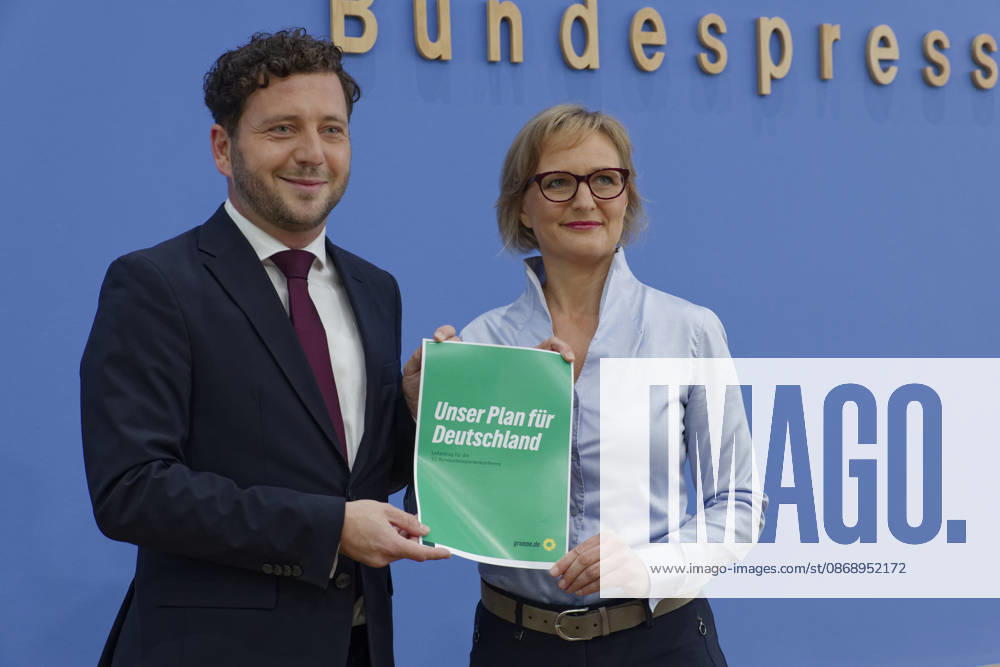 Grüne stellen Plan für Deutschland vor 2026-10-08 Deutschland, Berlin Bundespressekonferenz zur Vorstellung des Leitantrages Unser Plan für Deutschland der Grünen-Bundestagsfraktion. Im Bild Felix Banasz, Bundesvorstizender von Bündnis 90 Die Grünen, und Franziska Brantner, Bundesvorsitzende Bündnis 90 Die Grünen.