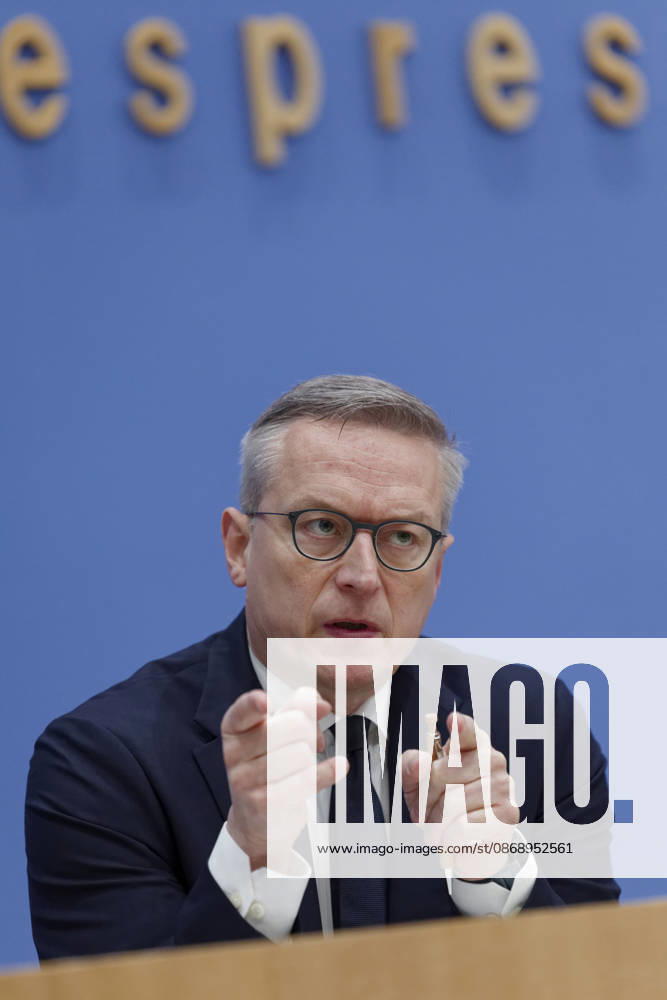 Normenkontrollrat zum Bürokratieabbau 2026-10-08 Deutschland, Berlin Bundespressekonferenz: Jahresbericht des Nationalen Normenkontrollrats (NKR) zum Bürokratieabbau. Im Bild Dr. Karsten Wildberger (CDU), Bundesminister für Digitalisierung und Staatsmodernisierung.