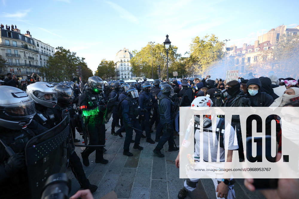 Clashes With Police During Students Protest - Paris Clash between high-school students and policemen during high-school students demonstration at Place de la Bastille, in Paris, France on October 8, 2026, as part of a nationwide protest movement over learning conditions. Since late September, pupils have barred the entrances to hundreds of schools, complaining of teacher absences, overloaded timetables, dilapidated classrooms and buildings ill-adapted to rising temperatures, among other grievances. Photo by Raphael Lafargue ABACAPRESS.COM Paris France
