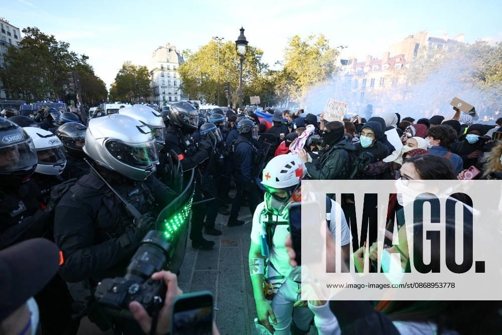 Clashes With Police During Students Protest - Paris Clash between high-school students and policemen during high-school students demonstration at Place de la Bastille, in Paris, France on October 8, 2026, as part of a nationwide protest movement over learning conditions. Since late September, pupils have barred the entrances to hundreds of schools, complaining of teacher absences, overloaded timetables, dilapidated classrooms and buildings ill-adapted to rising temperatures, among other grievances. Photo by Raphael Lafargue ABACAPRESS.COM Paris France
