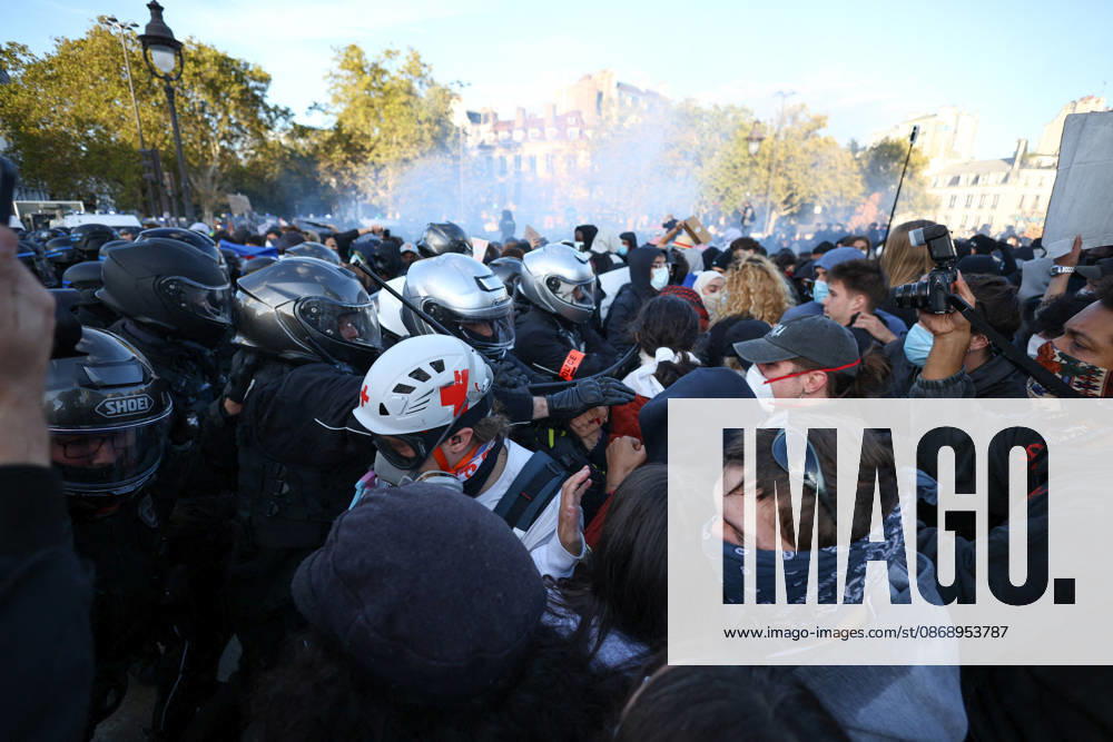 Clashes With Police During Students Protest - Paris Clash between high-school students and policemen during high-school students demonstration at Place de la Bastille, in Paris, France on October 8, 2026, as part of a nationwide protest movement over learning conditions. Since late September, pupils have barred the entrances to hundreds of schools, complaining of teacher absences, overloaded timetables, dilapidated classrooms and buildings ill-adapted to rising temperatures, among other grievances. Photo by Raphael Lafargue ABACAPRESS.COM Paris France