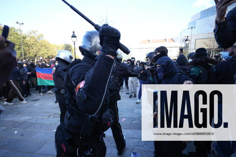 Clashes With Police During Students Protest - Paris Clash between high-school students and policemen during high-school students demonstration at Place de la Bastille, in Paris, France on October 8, 2026, as part of a nationwide protest movement over learning conditions. Since late September, pupils have barred the entrances to hundreds of schools, complaining of teacher absences, overloaded timetables, dilapidated classrooms and buildings ill-adapted to rising temperatures, among other grievances. Photo by Raphael Lafargue ABACAPRESS.COM Paris France