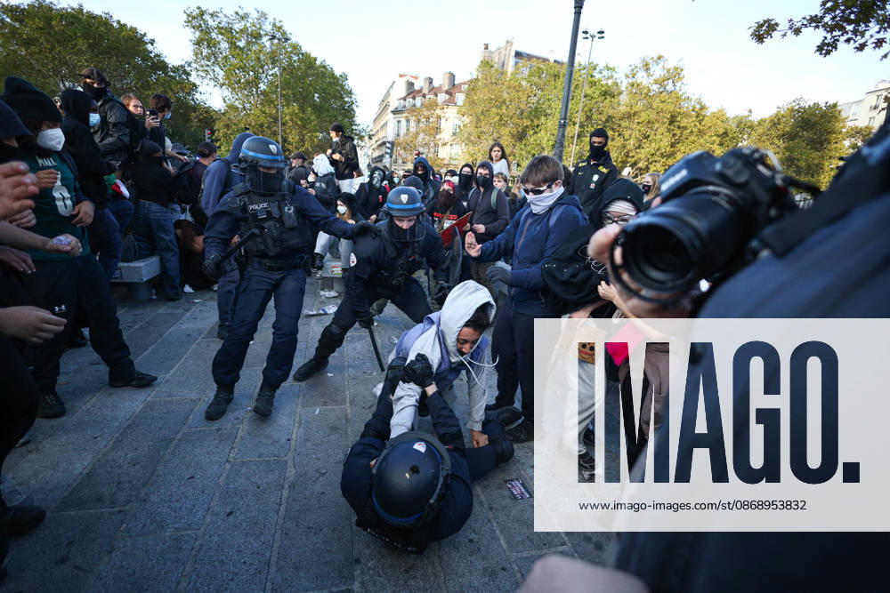 Clashes With Police During Students Protest - Paris Clash between high-school students and policemen during high-school students demonstration at Place de la Bastille, in Paris, France on October 8, 2026, as part of a nationwide protest movement over learning conditions. Since late September, pupils have barred the entrances to hundreds of schools, complaining of teacher absences, overloaded timetables, dilapidated classrooms and buildings ill-adapted to rising temperatures, among other grievances. Photo by Raphael Lafargue ABACAPRESS.COM Paris France