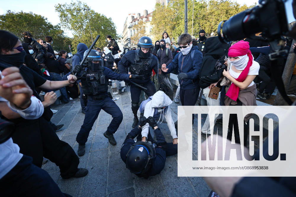 Clashes With Police During Students Protest - Paris Clash between high-school students and policemen during high-school students demonstration at Place de la Bastille, in Paris, France on October 8, 2026, as part of a nationwide protest movement over learning conditions. Since late September, pupils have barred the entrances to hundreds of schools, complaining of teacher absences, overloaded timetables, dilapidated classrooms and buildings ill-adapted to rising temperatures, among other grievances. Photo by Raphael Lafargue ABACAPRESS.COM Paris France
