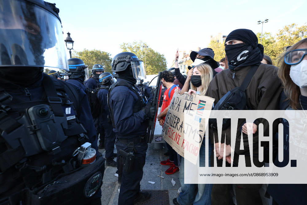 Clashes With Police During Students Protest - Paris Clash between high-school students and policemen during high-school students demonstration at Place de la Bastille, in Paris, France on October 8, 2026, as part of a nationwide protest movement over learning conditions. Since late September, pupils have barred the entrances to hundreds of schools, complaining of teacher absences, overloaded timetables, dilapidated classrooms and buildings ill-adapted to rising temperatures, among other grievances. Photo by Raphael Lafargue ABACAPRESS.COM Paris France