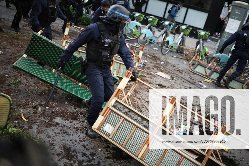 Clashes With Police During Students Protest - Paris Clash between high-school students and policemen during high-school students demonstration at Place de la Bastille, in Paris, France on October 8, 2026, as part of a nationwide protest movement over learning conditions. Since late September, pupils have barred the entrances to hundreds of schools, complaining of teacher absences, overloaded timetables, dilapidated classrooms and buildings ill-adapted to rising temperatures, among other grievances. Photo by Raphael Lafargue ABACAPRESS.COM Paris France