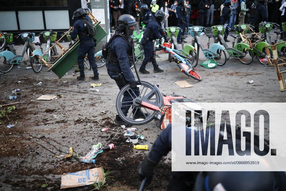 Clashes With Police During Students Protest - Paris Clash between high-school students and policemen during high-school students demonstration at Place de la Bastille, in Paris, France on October 8, 2026, as part of a nationwide protest movement over learning conditions. Since late September, pupils have barred the entrances to hundreds of schools, complaining of teacher absences, overloaded timetables, dilapidated classrooms and buildings ill-adapted to rising temperatures, among other grievances. Photo by Raphael Lafargue ABACAPRESS.COM Paris France