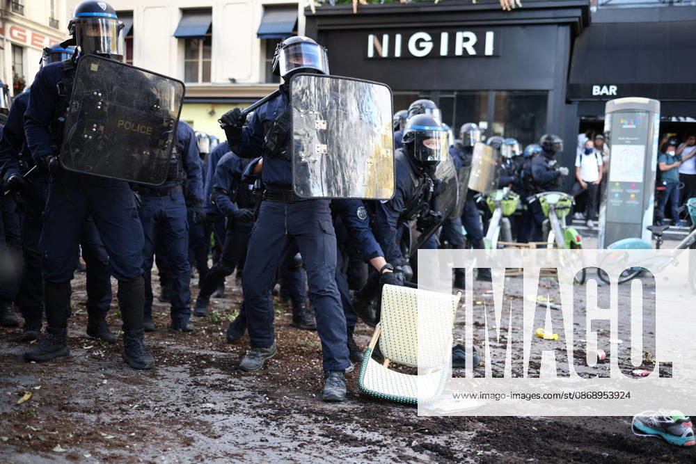 Clashes With Police During Students Protest - Paris Clash between high-school students and policemen during high-school students demonstration at Place de la Bastille, in Paris, France on October 8, 2026, as part of a nationwide protest movement over learning conditions. Since late September, pupils have barred the entrances to hundreds of schools, complaining of teacher absences, overloaded timetables, dilapidated classrooms and buildings ill-adapted to rising temperatures, among other grievances. Photo by Raphael Lafargue ABACAPRESS.COM Paris France