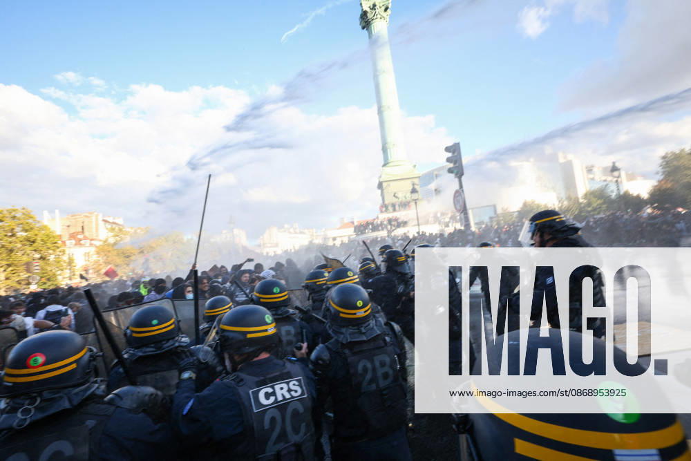 Clashes With Police During Students Protest - Paris Clash between high-school students and policemen during high-school students demonstration at Place de la Bastille, in Paris, France on October 8, 2026, as part of a nationwide protest movement over learning conditions. Since late September, pupils have barred the entrances to hundreds of schools, complaining of teacher absences, overloaded timetables, dilapidated classrooms and buildings ill-adapted to rising temperatures, among other grievances. Photo by Raphael Lafargue ABACAPRESS.COM Paris France