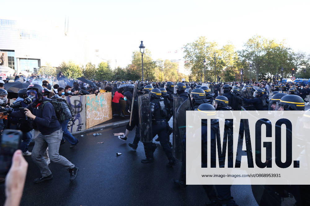 Clashes With Police During Students Protest - Paris Clash between high-school students and policemen during high-school students demonstration at Place de la Bastille, in Paris, France on October 8, 2026, as part of a nationwide protest movement over learning conditions. Since late September, pupils have barred the entrances to hundreds of schools, complaining of teacher absences, overloaded timetables, dilapidated classrooms and buildings ill-adapted to rising temperatures, among other grievances. Photo by Raphael Lafargue ABACAPRESS.COM Paris France