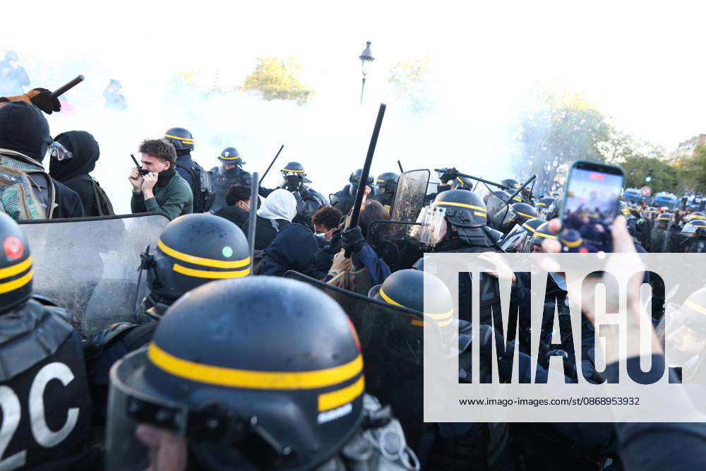 Clashes With Police During Students Protest - Paris Clash between high-school students and policemen during high-school students demonstration at Place de la Bastille, in Paris, France on October 8, 2026, as part of a nationwide protest movement over learning conditions. Since late September, pupils have barred the entrances to hundreds of schools, complaining of teacher absences, overloaded timetables, dilapidated classrooms and buildings ill-adapted to rising temperatures, among other grievances. Photo by Raphael Lafargue ABACAPRESS.COM Paris France